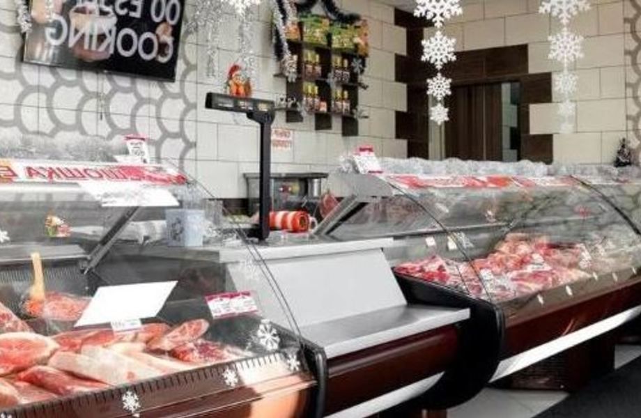 Новый мясной магазин в густонаселенном районе / полностью оборудован