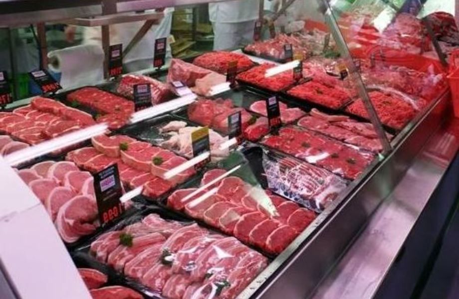Новый мясной магазин в густонаселенном районе / полностью оборудован