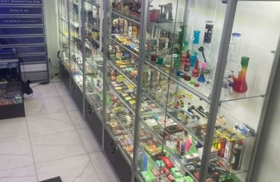 Табачный магазин на пешеходном трафике рядом с метро.
