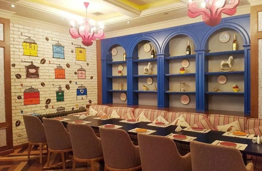 Семейный ресторан в Центре, хорошая локация, есть алкогольная лицензия
