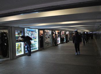 Фото Магазин галантереи в пешеходном переходе у метро. Идеальная локация!