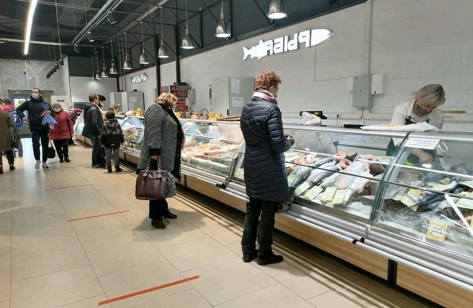 Рыбный магазин в элитном продуктовом рынке / Первая линия.