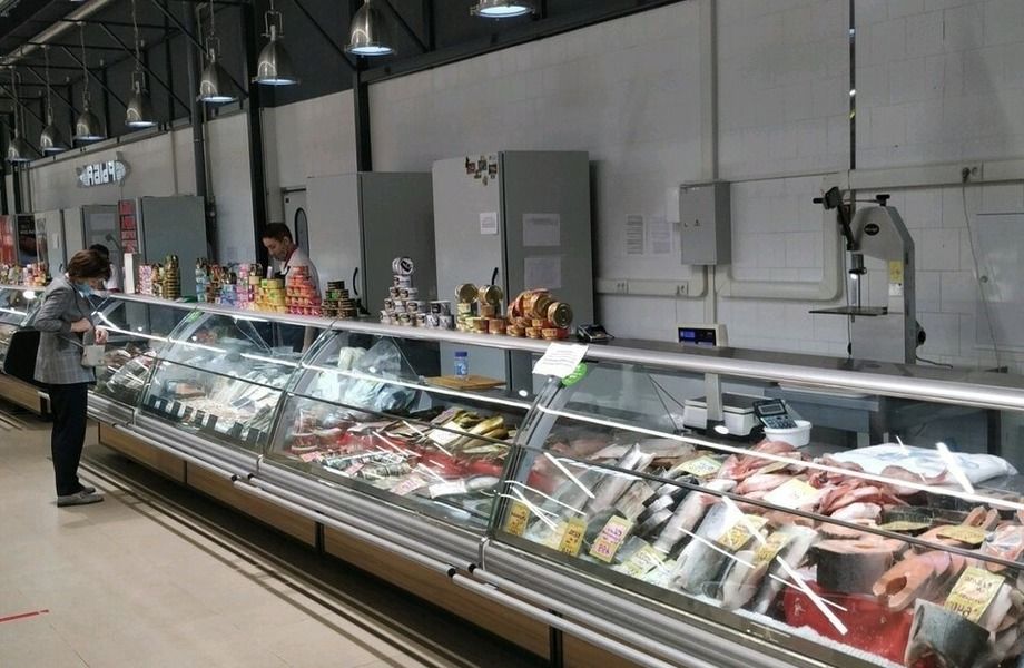 Рыбный магазин в элитном продуктовом рынке / Первая линия.