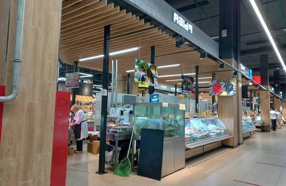 Рыбный магазин в элитном продуктовом рынке / Первая линия.