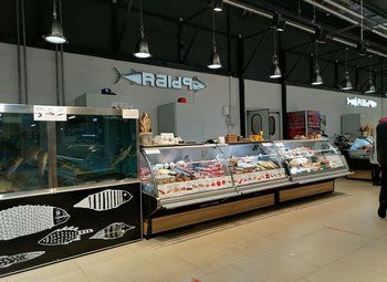 Фото Рыбный магазин в элитном продуктовом рынке / Первая линия.