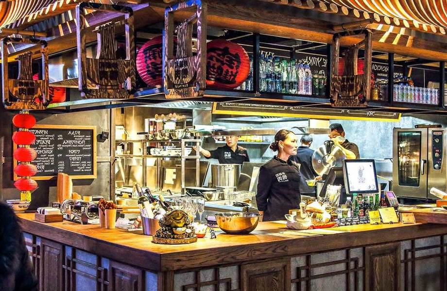 Точка общественного питания на фудкорте в центре Москвы.