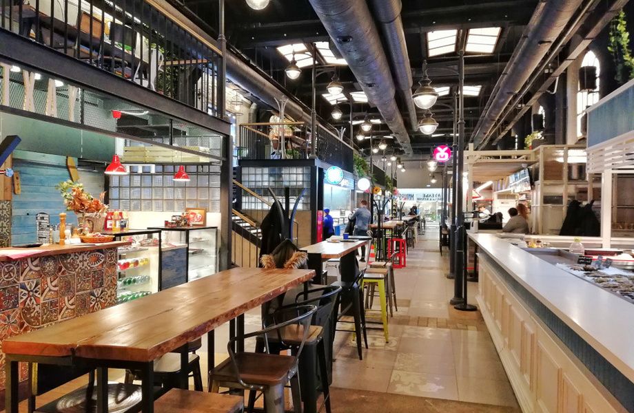 Точка общественного питания на фудкорте в центре Москвы.
