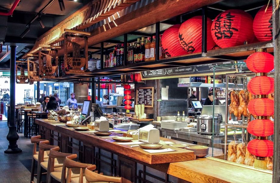 Точка общественного питания на фудкорте в центре Москвы.