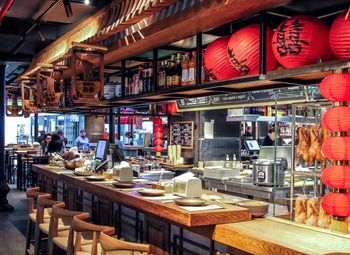 Точка общественного питания на фудкорте в центре Москвы.