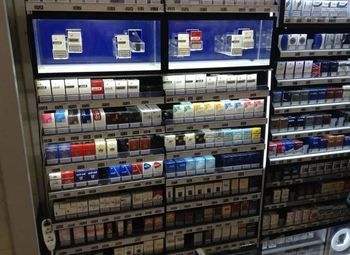 Табачный магазин на пешеходном трафике рядом с метро.