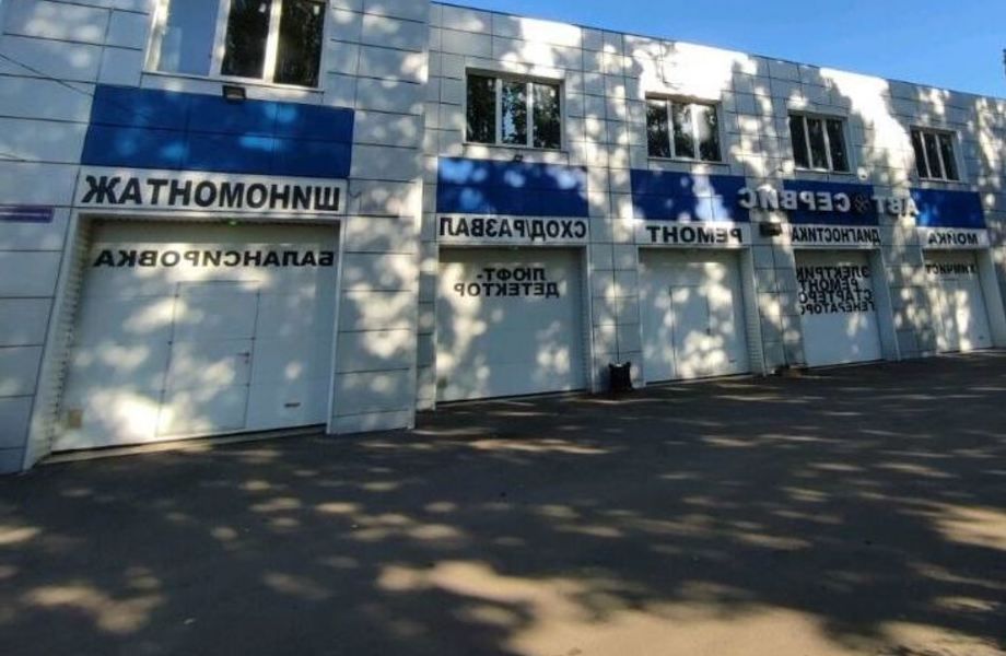 Укомплектованный автосервис в крупном жилом массиве на севере СПб
