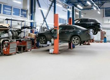 Укомплектованный автосервис в крупном жилом массиве на севере СПб