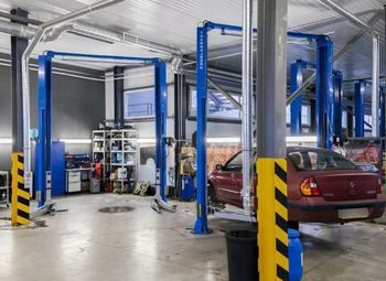 Укомплектованный автосервис в крупном жилом массиве на севере СПб