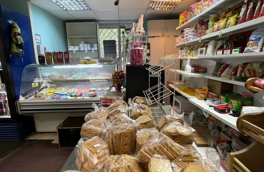 Продуктовый магазин в спальном районе в заселенном ЖК