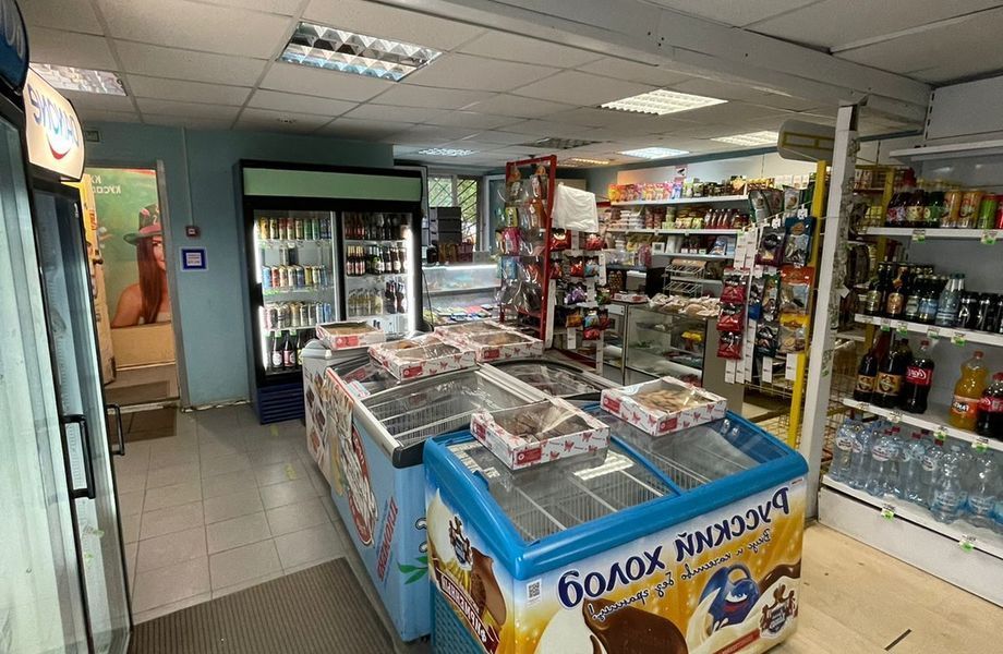 Продуктовый магазин в спальном районе в заселенном ЖК