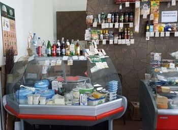 Продуктовый магазин в торговом центре