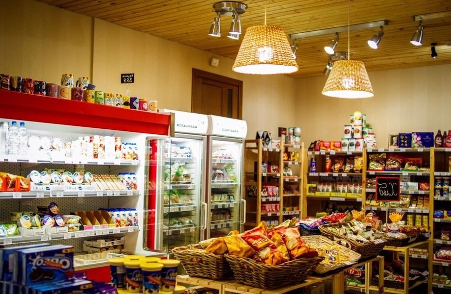 Магазин продуктов в густонаселенном районе
