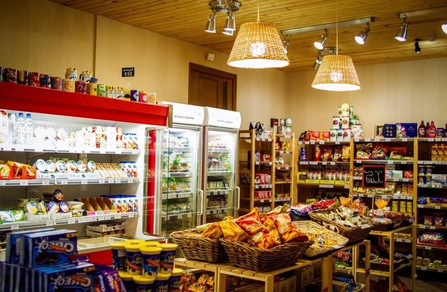 Магазин продуктов в густонаселенном районе