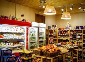 Фото Магазин продуктов в густонаселенном районе