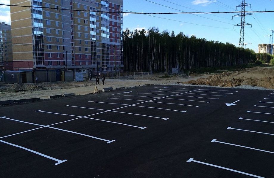 Автостоянка в новом густонаселенном районе