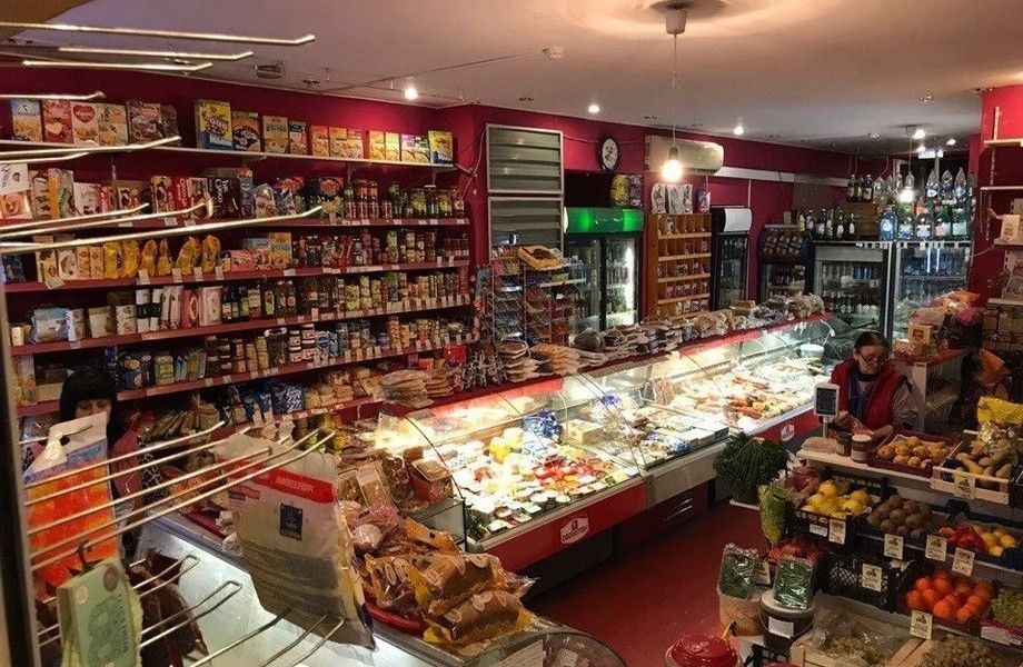 Продуктовый магазин в спальном районе Москвы