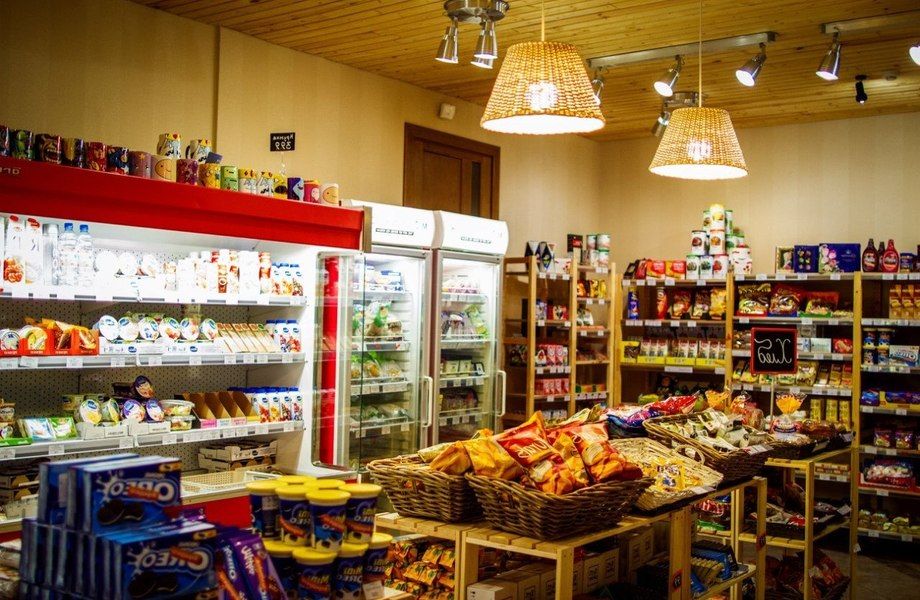 Продуктовый магазин в спальном районе Москвы