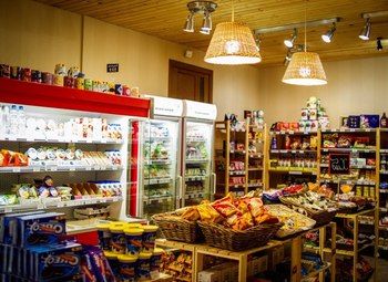 Продуктовый магазин в спальном районе Москвы