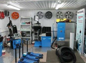 Фото Шиномонтаж в удачной локации на севере города