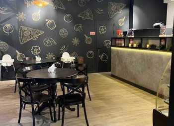 Пиццерия в проходном месте / налаженная доставка