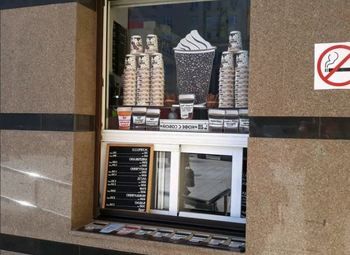 Кофе с собой в высоко проходимом месте