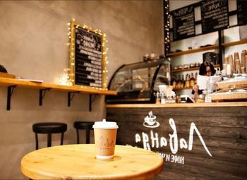 Кофе с собой в высоко проходимом месте