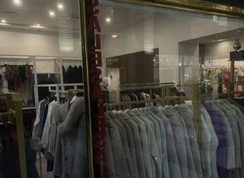 Фото Прибыльный магазин верхней одежды в центре города