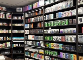 Фото Табачный магазин на входе в гипермаркет