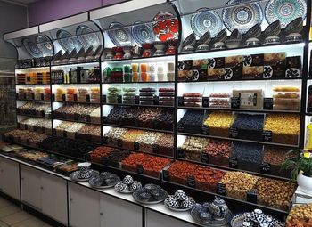 Фото Отдел с орехами сладостями и сухофруктами