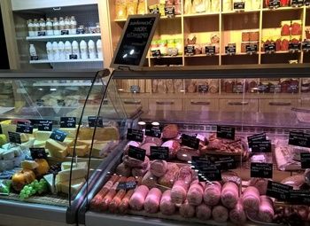 Фото Универсальный магазин на пешеходном трафике
