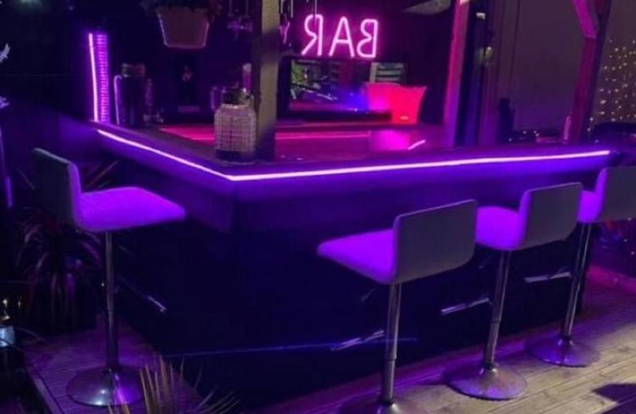 Бар в оживленном месте/огромный пешеходный трафик