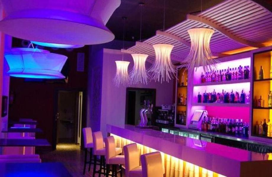 Бар в оживленном месте/огромный пешеходный трафик