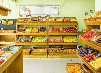Фото Магазин овощей и фруктов с высокой проходимостью