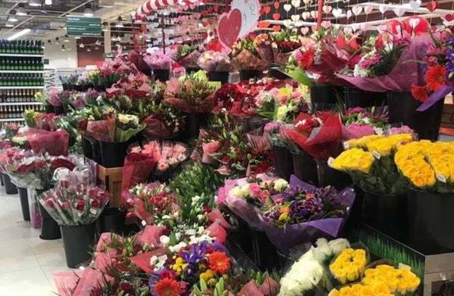 Фото 2 Цветочный корнер при входе в ТЦ