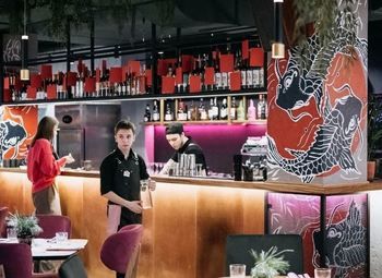 Кафе паназиатской кухни у метро