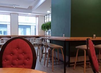 Столовая на территории делового центра / рядом работает 600 человек 