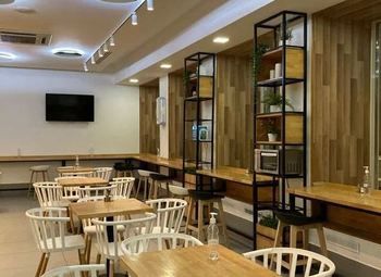 Столовая на территории делового центра / рядом работает 600 человек 