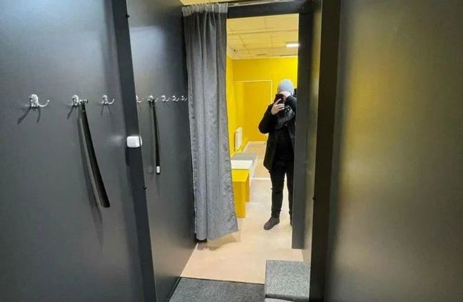 Пункт выдачи заказов в ТЦ, недалеко от метро