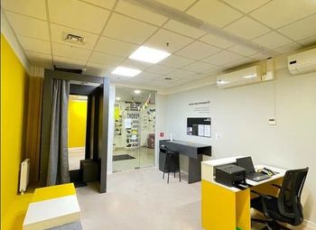 Пункт выдачи заказов в ТЦ, недалеко от метро