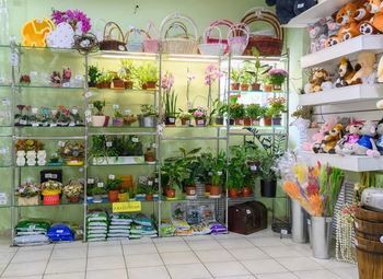 Магазин цветов в густонаселенном районе города