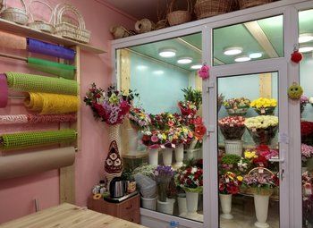 Фото Магазин цветов в густонаселенном районе города