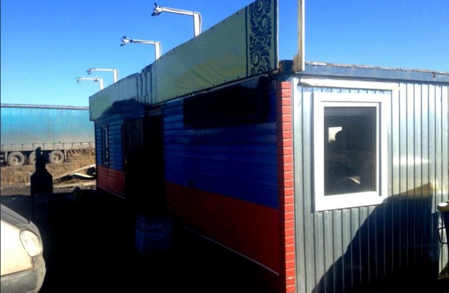 Придорожное кафе рядом с трассой и стоянкой дальнобоев