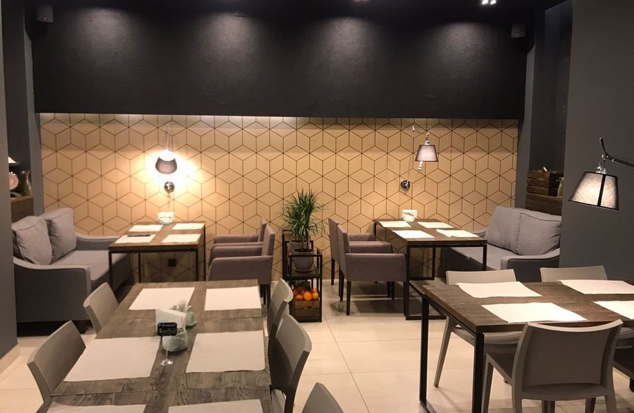 Столовая в центре города с 2 залами и большой кухней