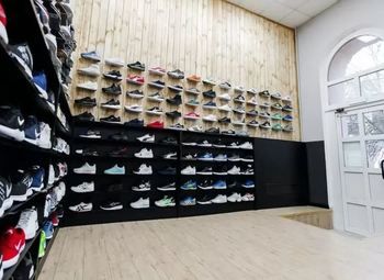 Готовый бизнес магазин кроссовок в центре города с высокой прибылью