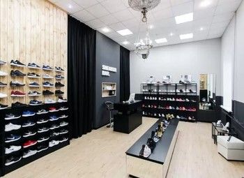 Готовый бизнес магазин кроссовок в центре города с высокой прибылью